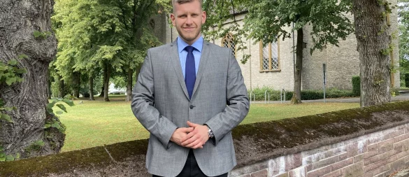 Felix Hermann Hampe vor seinem Lieblingsplatz in Augustdorf, der Dorfkirche. Das AfD-Mitglied hat sich als Bürgermeisterkandidat aufstellen lassen. - © Cordula Gröne