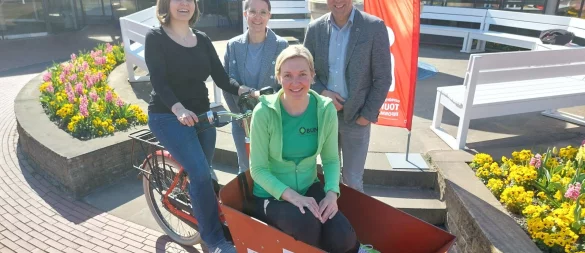 Begutachten das neue Leih-Rad der Tourist-Info: (von links) Susanne Lübker, Klimaschutzbeauftragte der Stadt Bad Salzuflen, Annemarie Teichgräber, Leitung Tourist-Information, Kathrin Lutterbeck , Vorstandsmitglied Ortsgruppe Bad Salzuflen vom BUND und Bürgermeister Dirk Tolkemitt. - © BUND Bad Salzuflen