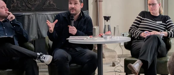 Positionen hinterfragen: Max Czollek (Mitte) im Gespräch mit Fabian Schröder (Museen Lemgo) und Dr. Sonja Girod von der VHS Detmold-Lemgo. - © Annika Langhagel