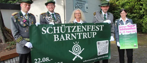 Die Schützen Matthias Drewes (Oberst, von links), Mark Alisch (stellvertretender Oberst und Noch-König), Vanessa Freischläger (Vorsitzende), Christian Drewes (stellvertretender Vorsitzender) und Carolin Maruhn (Kassiererin) freuen sich auf das kommende Schützenfest. - © Nadine Uphoff