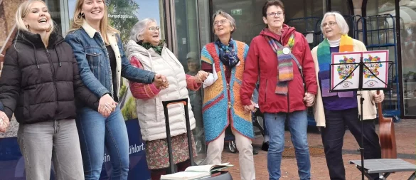 Die Omas gegen Rechts hatten zum gemeinsamen Singen am Tag der Deutschen Einheit auf den roten Platz geladen. - © Omas gegen Rechts