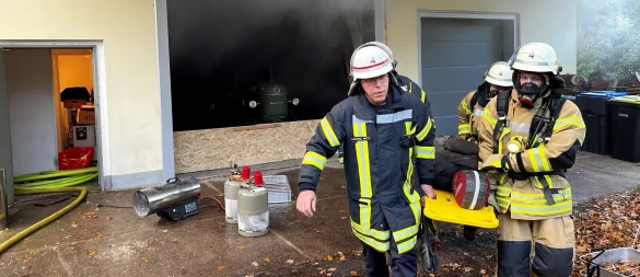 Die Löschgruppe Wüsten rettet mit vereinten Kräften eine Puppe aus einer verrauchten Scheune in Lockhausen. Das war eine von drei Übungen, die alle ehrenamtlichen Einheiten der Feuerwehr Bad Salzuflen zu absolvieren hatten. - © Foto: Daniel Hobein / Feuerwehr Bad Salzuflen