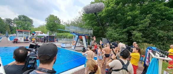 Zur großen Rettungsaktion im Wiedenbrücker Freibad im Kreis Gütersloh rückten sogar mehrere TV-Teams an. - © Marion Pokorra