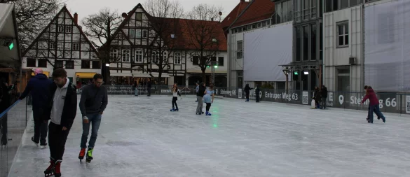 Zahlreiche Besucher kamen pünktlich um 14 Uhr zur Eröffnung, um die Eissaison im Lippegarten zu eröffnen. - © Kyrill von Matuschka