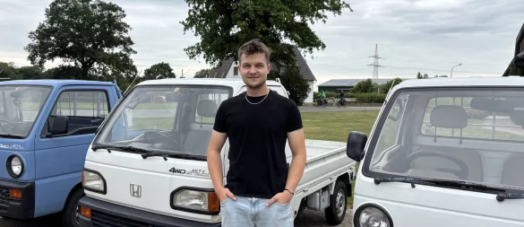 Dominic Brinkmann vor seinen Kei-Trucks. Auf dem Foto gut erkennbar: Die Unterschiede zwischen den in Deutschland zugelassenen eckigen Scheinwerfern und dem runden Original aus Japan. - © Zoé Zacharias