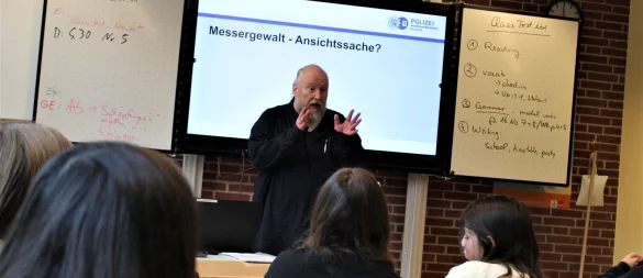 Messerprävention zwischen Hausaufgaben und Text-Abläufen: Die Schüler des Hans-Ehrenberg-Gymnasiums in Bielefeld-Senne lauschen Kriminalhauptkommissar Kai Rosin. - © Lukas Brekenkamp