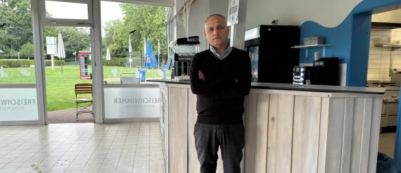 Milad Acar betreibt den Kiosk im Freibad neben seinem Beruf als Busfahrer. An Regentagen bleibt es eher leer. - © Sven Kienscherf