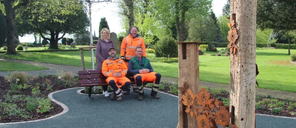 Sylvia Bäune (hinten, von links) von der Gemeinde Dörentrup sowie Landschaftsgärtner Thomas Gahlert, Sascha Brünger (vorne links) und Andreas Depping vom Bauhof an der begehbaren Gemeinschaftsgrabanlage auf dem Friedhof in Bega im Frühjahr vergangenen Jahres. - © Nadine Uphoff (Archivfoto)