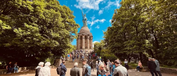 Viel los am Hermann - hier pilgern Arminia-Fans zum Denkmal. Im kommenden Jahr sollen alle Wege und der Parkplatz neu gemacht werden. - © Archivbild: Dirk-Ulrich Brüggemann