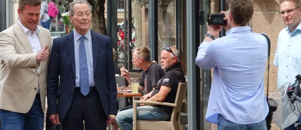 Ein beliebtes Fotomotiv: Müntefering, hier mit Alexander Bär (links) und Dennis Maelzer (rechts) auf dem Marktplatz in Lemgo. - © Axel Bürger