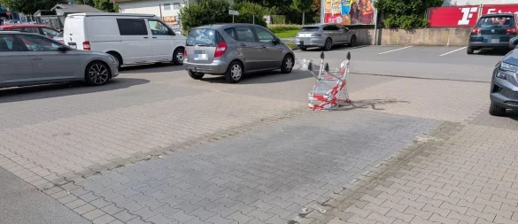Der Unterstand für die Einkaufswagen wurde am Wochenende zerstört. Am Montag ist davon nicht mehr viel zu sehen. - © Annika Langhagel
