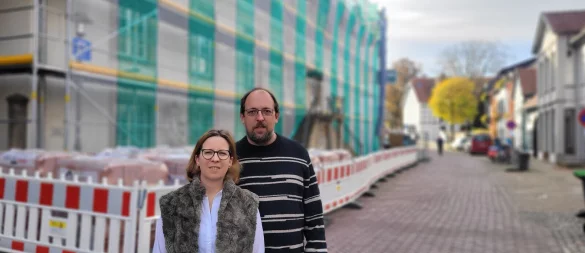 Tina Langner und Maik Soukal wollen die Alte Abtei für Hotelzimmer und Appartements nutzen. - © Katrin Kantelberg