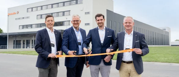 Der Weidmüller-Vorstand mit Dr. Timo Berger, Dr. Sebastian Durst, Dr. Christian von Toll und André Sombecki (von links) zerschneidet bei der Eröffnung symbolisch das Band. - © Weidmüller