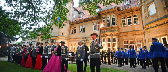 Der große Zapfenstreich vor dem Schloss Barntrup. - © Nicole Ellerbrake
