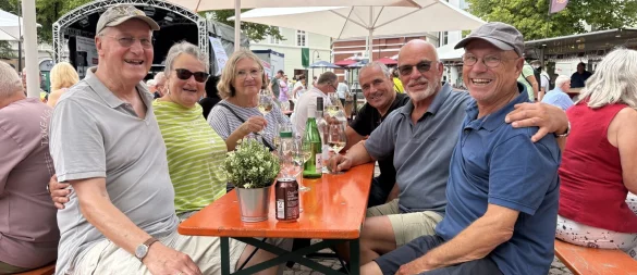 Willi Vahle (von rechts) mit seinen Freunden Michael Zimmermann, Günter Ringleb, Conny Zimmermann, Sabine Barthel und Hergen Rose auf dem Weinfest in Bad Salzuflen. - © Jan Schillmann