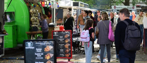 Das Streetfood-Festival, das parallel zum Residenzfest an der Ameide stattfindet, soll auch in diesem Jahr wieder viele Besucher anziehen. Hier ein Bild aus dem Jahr 2023 als die Wagen auf dem Schloßplatz Station gemacht haben. - © Archivfoto: Nicole Ellerbrake