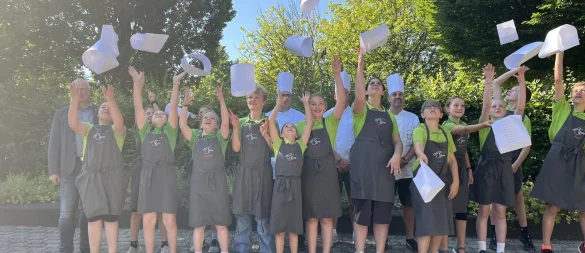 Miniköche bei der feierlichen Zertifikatsübergabe in der Industrie- und Handelskammer Lippe zu Detmold mit Martin Raithel, Abteilungsleiter im Bereich Aus- und Weiterbildung/Fachkräfte (links außen). - © IHK Lippe