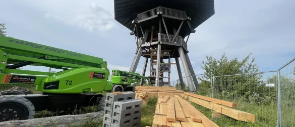 Der Eggeturm auf der Preußischen Velmerstot wird saniert. Seit einem Brand im November 2023 war der Aussichtsturm nicht mehr begehbar. Jetzt steht die Eröffnung vor der Tür. - © Silke Buhrmester