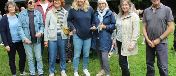 Martina Kriemann-Heinze (AWO Stadtteiltreff, v.links), Bettina Meier,
Dirk Bensel, Johanna Schlotthauer, Juliane Gaßmann und Sigrun Düe (beide vom Geschäftsbereich Jugend und Schule der Stadt Lemgo), Martina Klein und Sven Neese (AWO) freuen sich über das Interesse an der Neugestaltung des Spielplatzes am Biesterberg. - © Alte Hansestadt Lemgo