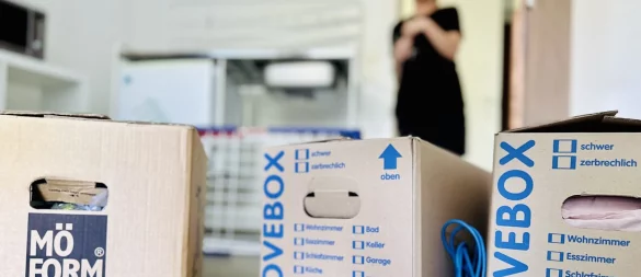 Die gepackten Kartons von Annette Wasser warten auf den hausinternen Umzug im Personalwohnheim "Weitblick" - und das schon eine ganze Weile. - © Stefan Becker