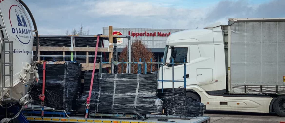 Der ADAC hat bei seiner Studie wieder viele Parkverstöße von Lkw auf Autobahnraststätten festgestellt. - © Moritz Trinsch