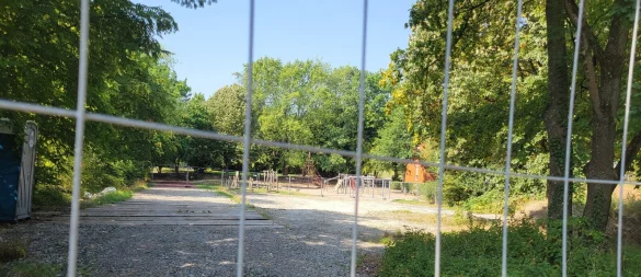 An der Grundschule Ehrentrup folgen noch Verschönerungsarbeiten im Außenbereich. - © Vasco Stemmer