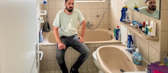 LEG-Mieter Ali Kanaan im Badezimmer seiner Erdgeschosswohnung. Vor wenigen Tagen stand hier noch alles unter Wasser. - © Raphael Bartling