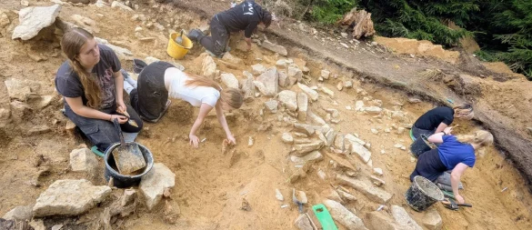 Studenten der University of Cardiff bei archäologischen Ausgrabungen auf dem Piepenkopf in Dörentrup, wo sie eine historische Wallanlage freilegen. - © Yvonne Glandien