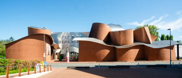 Das Marta hat Architekt Frank Gehry entworfen. Das Museum wird derzeit aufwendig saniert - im laufenden Betrieb. - © Ralf Bittner