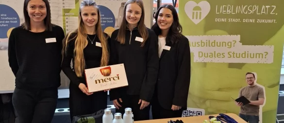 Am Stand der Stadt Bad Salzuflen informierenMitarbeiterinnen über berufliche Möglichkeiten. - © Stadt Bad Salzuflen