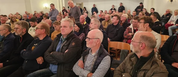 Die Kirche in Kachtenhausen war voll, um die 200 Leute waren zum Info-Abend gekommen. Sie wurden von der Bürgerenergiegenossenschaft Lage informiert und konnten ihre Bedenken gegen die geplanten Windräder am Langen Kamp vortragen. - © Astrid Sewing