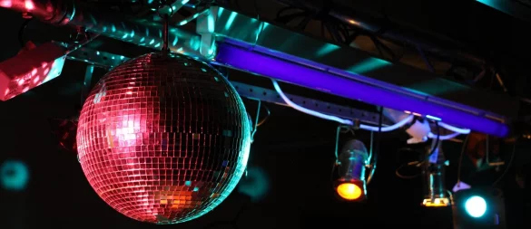 Das "Late Night" ist früher ein beliebter Treffpunkt für Nachtschwärmer gewesen. Unter der Disco-Kugel wurde abgerockt. - © Pixabay