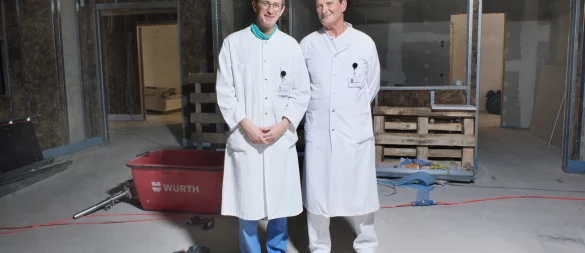 Noch ist der Operationssaal eine Baustelle, doch in wenigen Monaten wollen die beiden Ärzte Florian Willecke (l.) und Ernest Danch in diesem Hybridsaal am Patienten arbeiten. - © Ulf Hanke