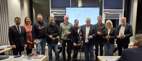 Bürgermeister Christian Sauter (von links) verabschiedet Nadine Hellmuth (UWE), Kevin Zysk, Wolfgang Zysk (beide fraktionslos), Carsten Thomas (Grüne), Anna-Lena Pockrandt (FDP), Carsten Schwartzkopff, Manuel Büchter, Katrin Vollmer (beide CDU) und Karl-Heinz Sievert (SPD). - © Gemeinde Extertal