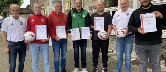 Reiner Dobrott (links) und Volker Dierk (Zweiter von rechts) haben Urkunden und Bälle verteilt. Auf dem Bild (weiter von links) Luca Janzen (CSL Detmold), Meik Wißmann (SpVg Hagen-H.), Sebastian Bielicki (SG Belle-Cappel-L.), Dennis Wieder (Post-TSV Detmold) und Ridvan Yavuz (TSV Horn). - © Sebastian Lucas