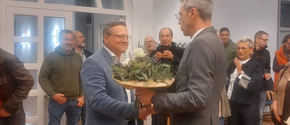Der noch amtierende Bürgermeister Jörg Bierwirth (rechts) gratuliert seinem Amtsnachfolger Marco Müllers zum Sieg. - © Michaela Weiße