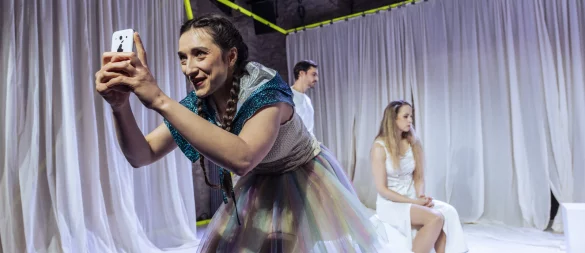 Jonas Schwester Billie (Maja Grahnert; im Vordergrund) macht diesen auf Social Media berühmt. Deren Eltern (Alexandra Riemann, Sebastian Zumpe) wirken machtlos und überfordert. - © Landestheater Detmold/Jochen Quast