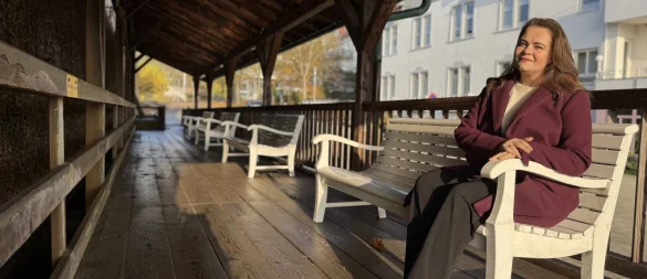 Swetlana Lenger nimmt sich am Uhrenturm-Gradierweg regelmäßig eine kleine Auszeit. - © Sandra Castrup
