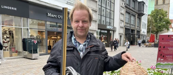 Der ehrenamtliche Wespen- und Hornissenberater Norbert Gerth gibt Tipps zur Vermeidung von Nestern. - © Gina Köhler