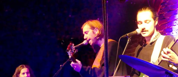 Alma Naidu mit ihrem Gitarristen Andreas Dombert und Bassist Florian Stiersdorfer (rechts). - © Rudi Rudolph