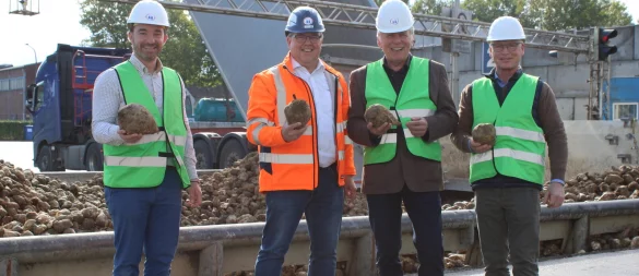 Freuen sich über die Ernte: Dr. Hendrik Halewat (von links, Geschäftsführer Verband der Rübenbauer), Dr. Stefan Brinker (Regionalleiter Lage von Pfeifer & Langen), Dieter Hagedorn (Vorsitzender Landwirtschaftlicher Kreisverband Lippe) und Peter Eric Froböse (Vorsitzender Verband der Rübenbauer). - © Kyrill von Matuschka