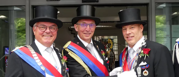 Lügde hat einen neuen Schützenkönig: Brudermeister Michael Rüsenberg hängt David Lödige (rechts) die Königskette um, links der bisherige König Dietrich Günnewich. - © Rudi Rudolph