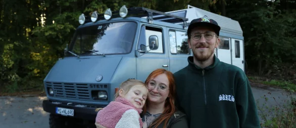 Nadine Sork und Leon Schmitz zusammen mit der kleinen Viktoria und ihrem Oldtimer-Feuerwehrwagen – ein Herzensprojekt auf vier Rädern. - © Lena Kley