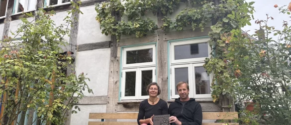 Theresia Jungert (von links) und Torsten Schmidt gewinnen den ersten Denkmalpreis des Lippischen Heimatbundes. Zusammen halten sie die schwere Bronzeplakette vor ihrem Baudenkmal. - © Jan Schillmann