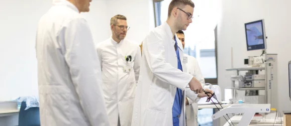 Im SIM-Lab trainieren Ärztinnen und Ärzte vor dem Operationstag an verschiedenen OP-Simulatoren. - © Klinikum Lippe