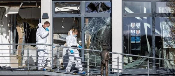 An der Volksbank in Paderborn-Dahl beginnt die Spurensicherung durch die Bielefelder Polizei. - © Niklas Tüns