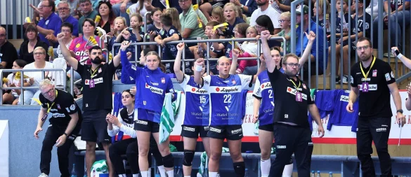 Jubel auf der Bank vor voll besetzter Tribüne - das wünschen sich die Bundesliga-Handballerinnen der HSG Blomberg-Lippe auch am Samstag gegen Metzingen. - © Paul Cohen