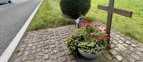 Das Gedenkkreuz an der Klausheider Straße in Hövelhof erinnert auch 31 Jahre nach dem Mord noch an Taxifahrer Hansi Funke. An diesem Ort wurde der Leichnam nach der Tat entdeckt. - © Jens Reddeker