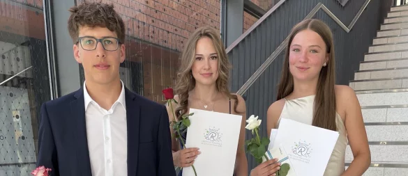 Die Klassenbesten (von rechts) Pauline Niebuhr, Liana Gross und Nils Göckemeyer mit ihren Zeugnissen. - © Realschule Aspe