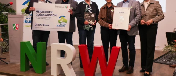 Eine Delegation aus Sabbenhausen nimmt in Bad Sassendorf die Auszeichnung als Silberdorf aus den Händen von NRW-Landwirtschaftsministerin Silke Gorißen (rechts) entgegen. - © J Film & Fotografie/Jannik Geisthoff
